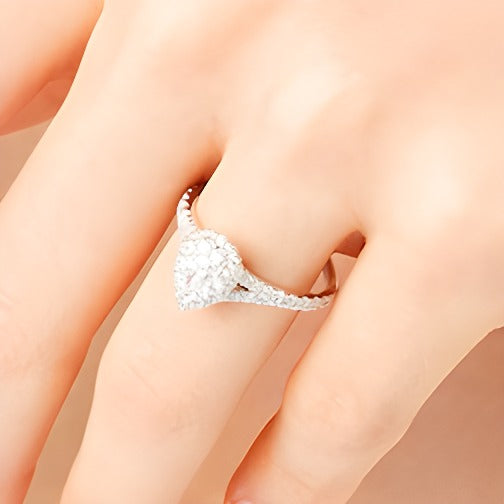 0,75 ct. Gesamtgewicht Verlobungsring mit Diamanten in Tropfen- und Rundschliff, Split-Shank, in 10K Weißgold