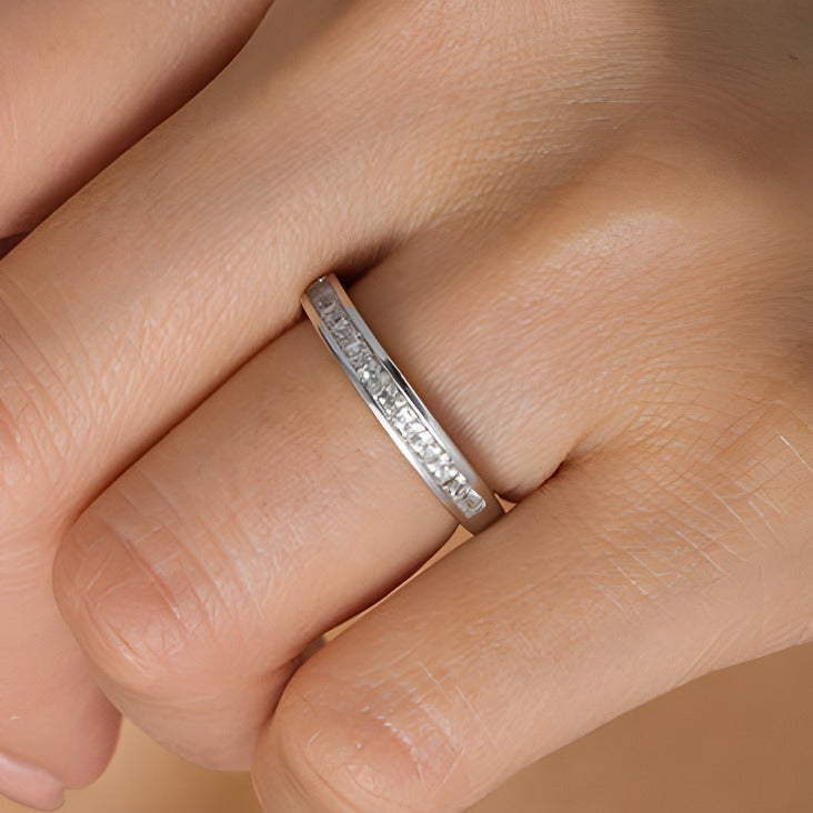 0.63 ct. Gesamtgewicht Ehering mit Diamanten im Princess-Schliff in 10K Weißgold