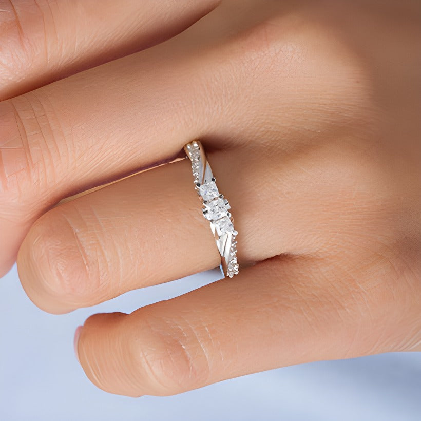 0.5 ct. Gesamtgewicht Dreistein-Ring mit Diamanten im Princess-Schliff mit Twist-Ringschiene in 14K Weißgold