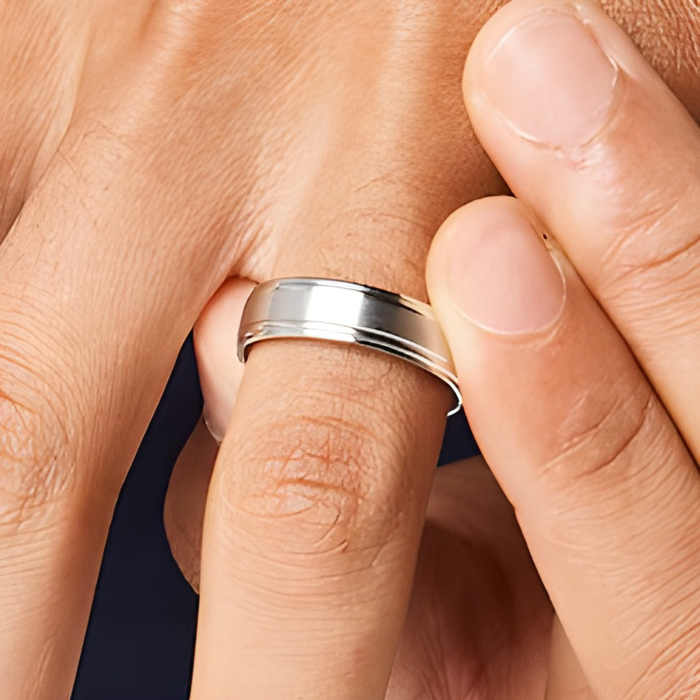Herren-Ehering 6,0 mm gebürstet mit abgesetzter Kante in 14K Weißgold - Größe 10