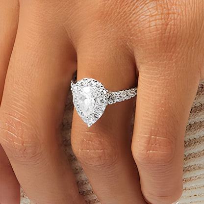 2.5 ct. Gesamtgewicht Verlobungsring mit Labordiamanten im Tropfen- und Rundschliff, Halo, in 14K Weißgold (F/VS2)