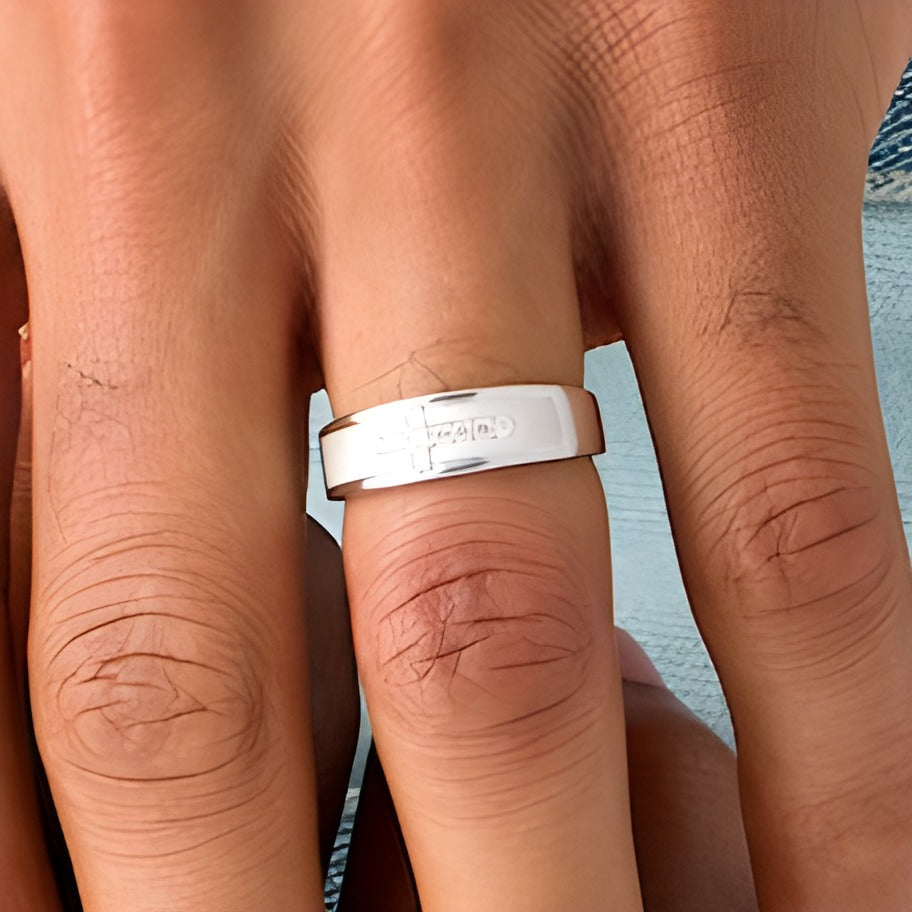 0.13 ct. Gesamtgewicht Diamant Ehering mit liegendem Kreuz in rhodiniertem Sterlingsilber