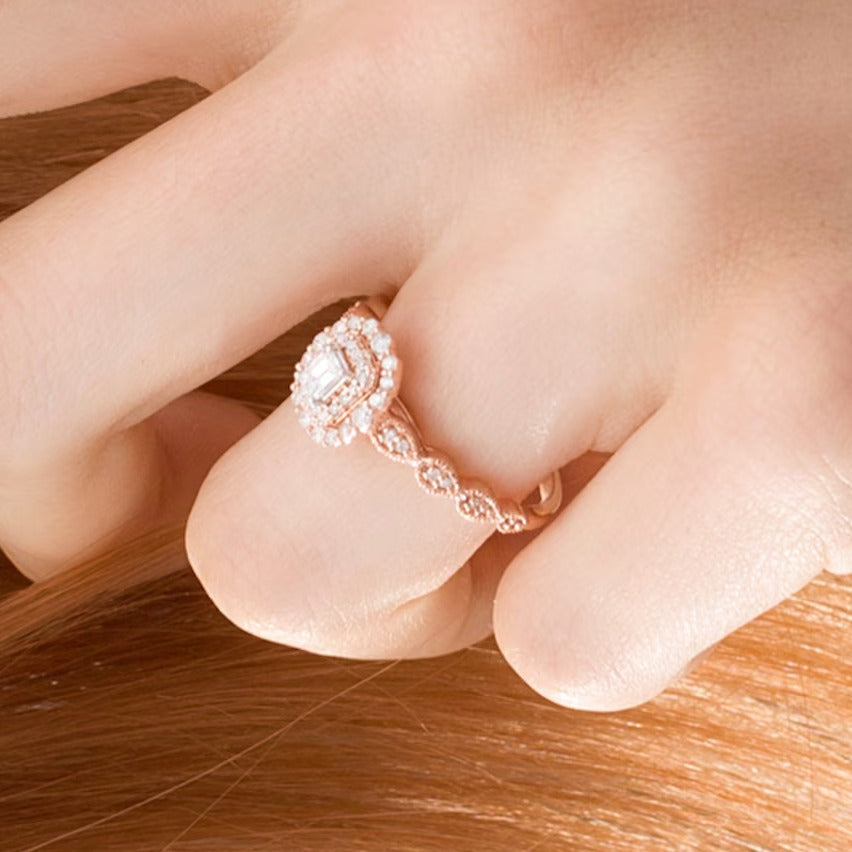 0,38 ct. Gesamtgewicht Verlobungsring im Art-déco-Vintage-Stil mit Diamant im Smaragdschliff und doppeltem Rahmen in 10K Roségold
