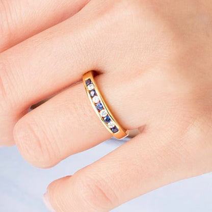 Ring mit blauem Saphir und 0,13 ct. Gesamtgewicht Diamanten, kanalgefasst, in 14K Gelbgold