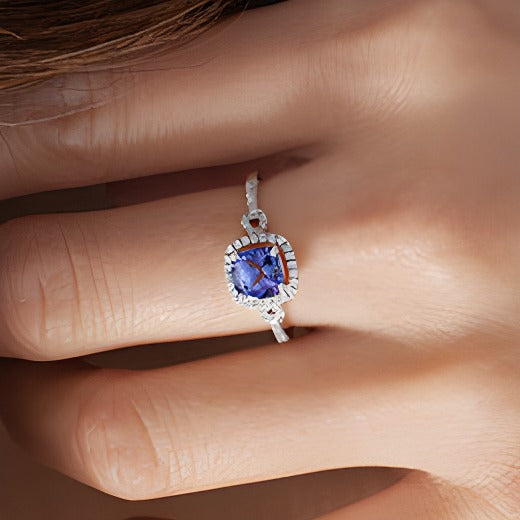 6,0 mm Tansanit im Kissenschliff und Diamant 0,17 ct. Gesamtgewicht Halo-Ring in 10K Weißgold