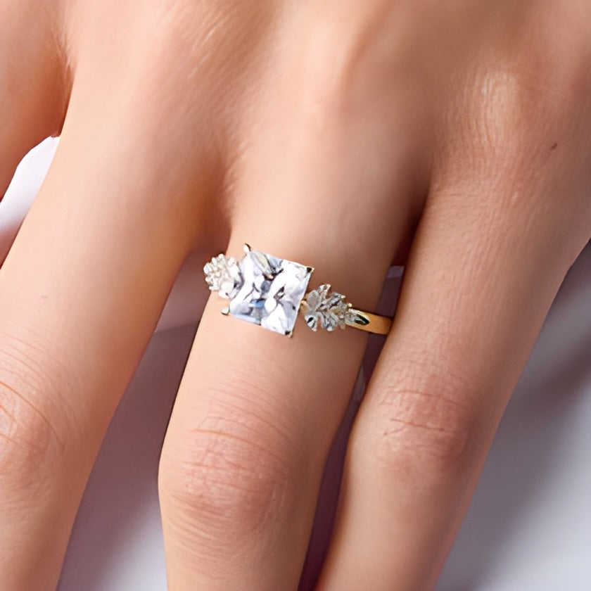 2,33 ct. Gesamtgewicht Solitär mit seitlichem Besatz mit Labordiamanten im Princess- und Marquise-Schliff in 14K Gelbgold (F/VS2)