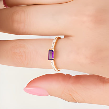 Fashion-Ring mit Amethyst im Baguette-Schliff und 0,1 ct. Gesamtgewicht Diamanten in 10K Gelbgold