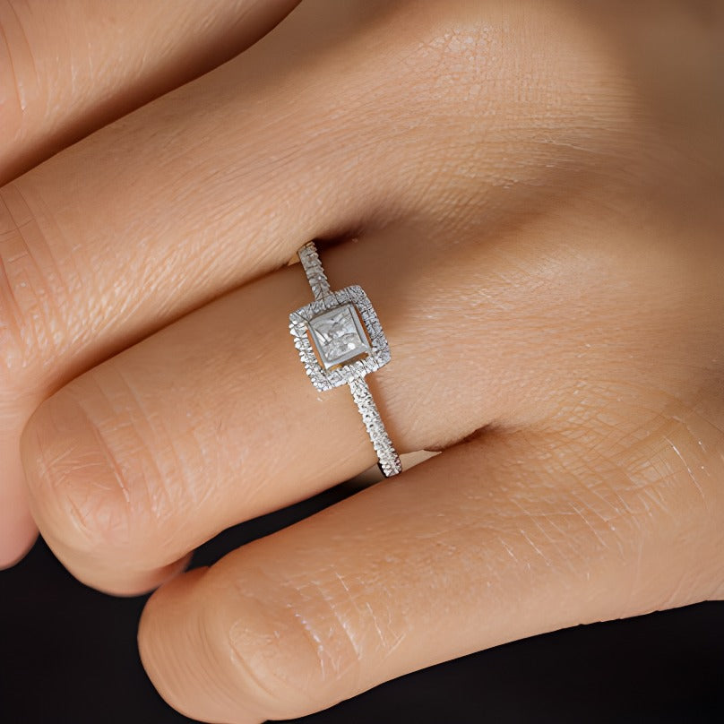 0,33 ct. Gesamtgewicht Verlobungsring mit Diamanten im Princess- und Rundschliff und Halo in 10K Weißgold