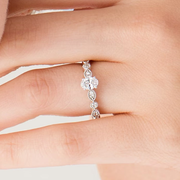 0,5 ct. Gesamtgewicht Solitär mit seitlichem Besatz mit ovalem Diamant und Marquise-Formen im Vintage-Stil in 10K Weißgold