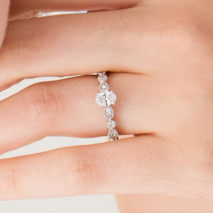 0,5 ct. Gesamtgewicht Solitär mit seitlichem Besatz mit ovalem Diamant und Marquise-Formen im Vintage-Stil in 10K Weißgold
