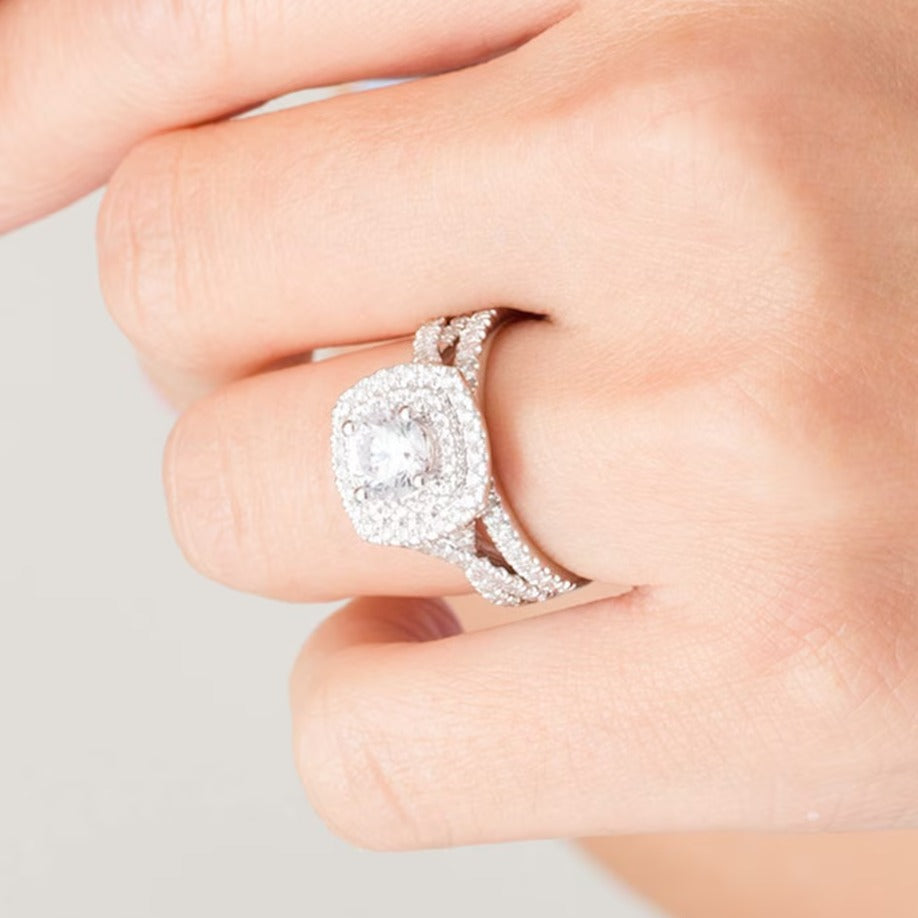 1,63 ct. Gesamtgewicht Diamant Brautset mit doppeltem Kissenschliff-Rahmen und gedrehter Ringschiene in 14K Weißgold