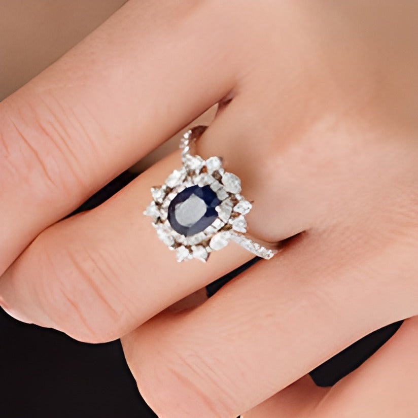 Ring mit ovalem blauem Saphir und 1.0 ct. Gesamtgewicht Diamanten im Vintage-Stil mit kissenförmigem Sternenrahmen in 14K Weißgold