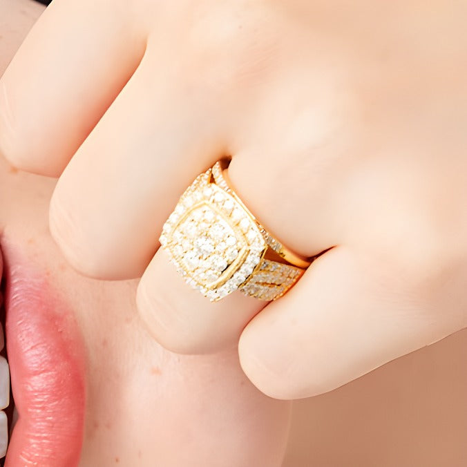 2.0 ct. Gesamtgewicht Braut-Set im Vintage-Stil mit weißen Diamanten im Kissenschliff und Rundschliff, Split-Shank und Diamantrahmen in 10K Gelbgold