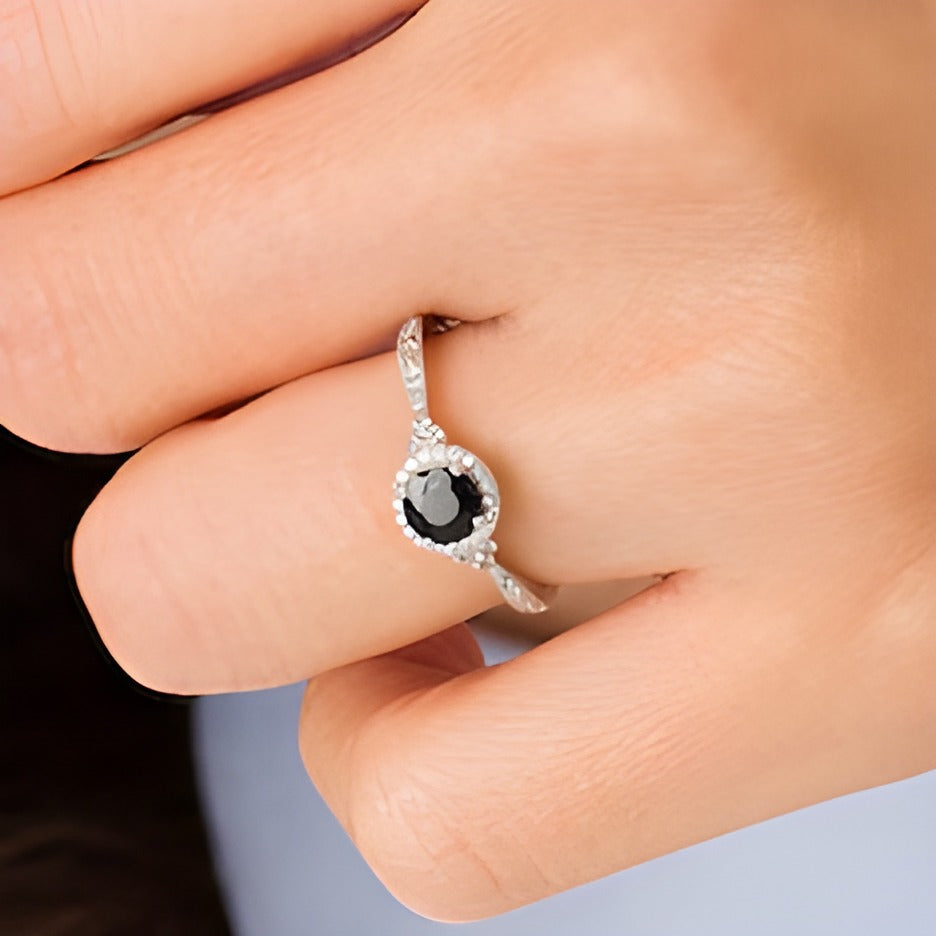 5.0mm schwarzer Saphir und 0.1 CT. TW Diamant Halo-Verlobungsring im Vintage-Stil mit dreiseitigem Besatz in 10K Weißgold