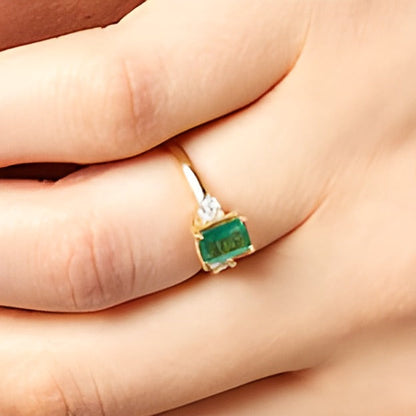 Dreistein-Ring mit Smaragd im Smaragdschliff und Diamanten 0,2 ct. Gesamtgewicht in 14K Gelbgold