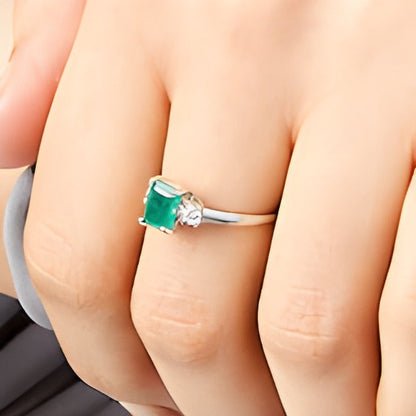 Dreistein-Ring mit Smaragd im Smaragdschliff und 0,2 ct. Gesamtgewicht Diamanten in 14K Weißgold