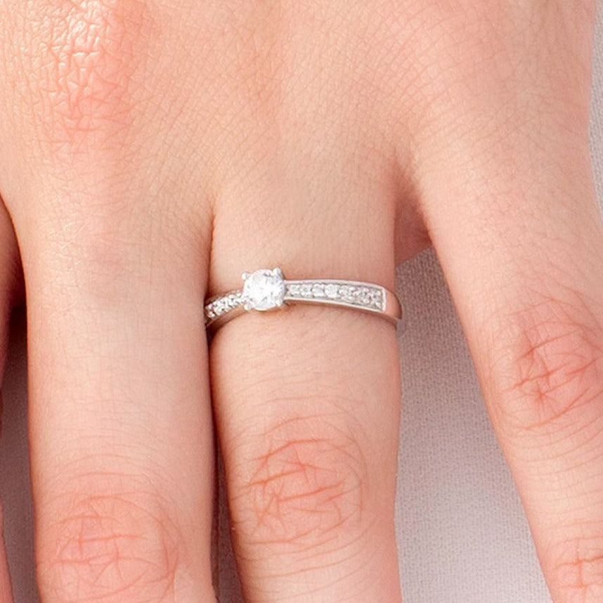 0,33 ct. Gesamtgewicht Diamant-Verlobungsring mit sich verjüngender Ringschiene in 10K Weißgold