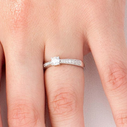0,33 ct. Gesamtgewicht Diamant-Verlobungsring mit sich verjüngender Ringschiene in 10K Weißgold