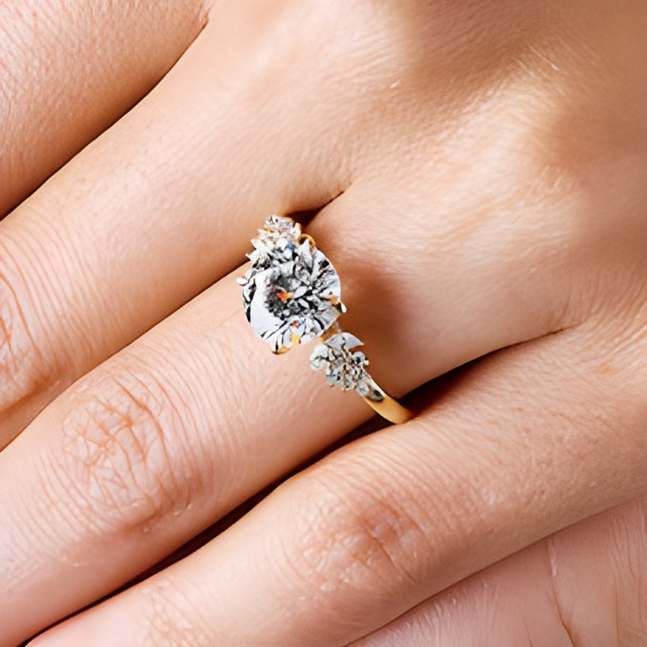 3.33 CT. Gesamtgewicht Labordiamant Solitär mit seitlichem Besatz in 14K Gelbgold (F/VS2)