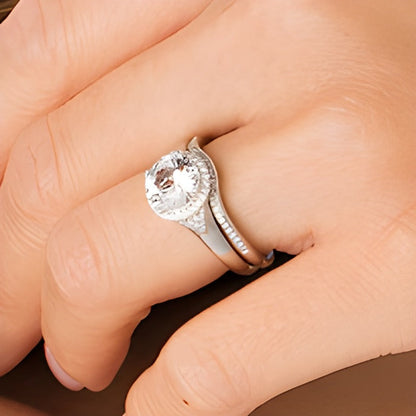 8,0mm weißer Labor-Saphir und 0,2 ct. Gesamtgewicht Diamant Braut-Set mit Halo und Chevron-Besatz aus rhodiniertem Sterlingsilber