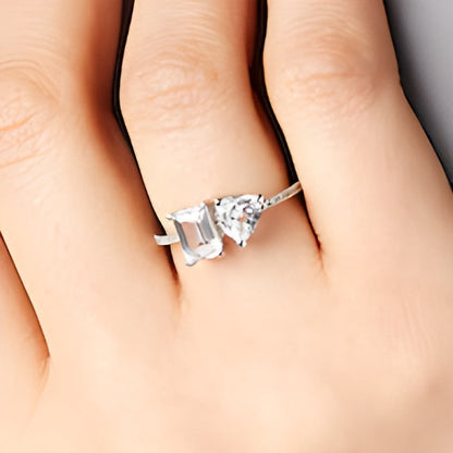 Ring mit weißem Saphir im Herz- und Smaragdschliff, im Labor gezüchtet, und 0,07 ct. Gesamtgewicht Diamant in 10K Weißgold