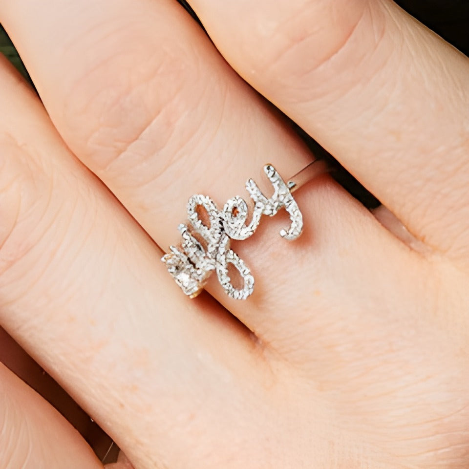 "wifey" Fashion-Ring in Schreibschrift mit 0,17 ct. Gesamtgewicht weißen Diamanten in rhodiniertem Sterlingsilber