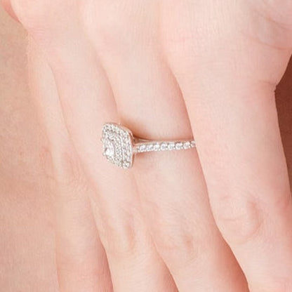 0.5 ct. Gesamtgewicht Verlobungsring mit Diamanten im Princess- und Rundschliff, Halo-Design, in 10K Weißgold