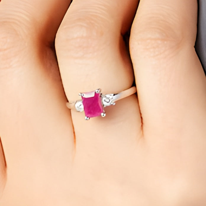 Dreistein-Ring mit Rubin im Smaragdschliff und 0,2 ct. Gesamtgewicht Diamanten in 14K Weißgold