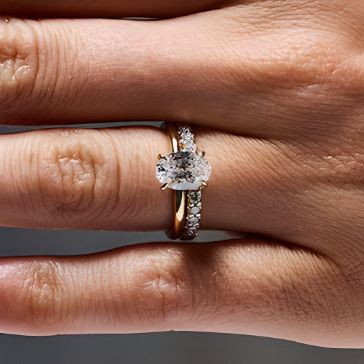 2.0 ct. Gesamtgewicht Braut-Set mit Labordiamanten in Oval- und Rundschliff in 14K Gelbgold (F/VS2)