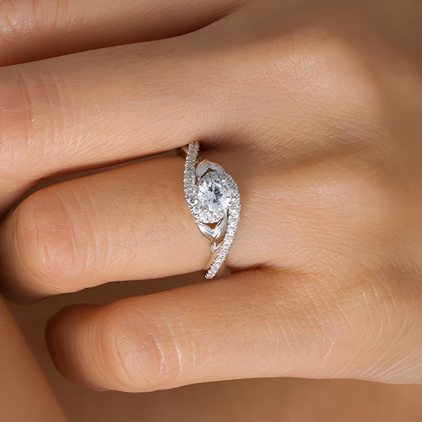 0,75 ct. Gesamtgewicht Diamant-Verlobungsring Solitär mit seitlichem Besatz und Blattmotiv im Bypass-Design in 14K Weißgold
