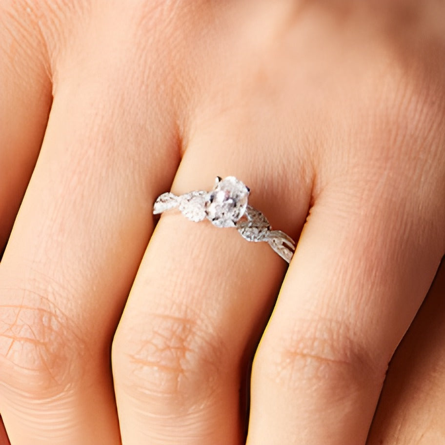 0,75 ct. Gesamtgewicht Verlobungsring Solitär mit seitlichem Besatz mit ovalem Diamant in 14K Weißgold