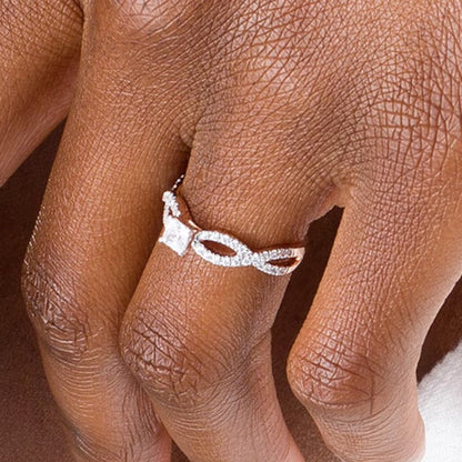 0.5 CT. Gesamtgewicht Verlobungsring Solitär mit seitlichem Besatz mit Diamanten im Princess- und Rundschliff in 10K Roségold
