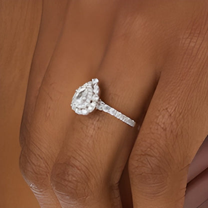 0.75 ct. Gesamtgewicht Halo-Verlobungsring mit tropfenförmigen Diamanten in 14K Weißgold