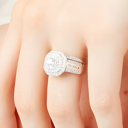 1.5 ct. Gesamtgewicht Diamant Brautset mit Kissenschliff, dreireihig und achteckigem Rahmen in 10K Weißgold