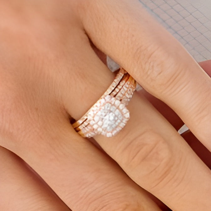 Diamant-Brautset 0.5 CT. Gesamtgewicht mit doppeltem Halo im Kissenschliff, mehrreihig, in 10K Roségold