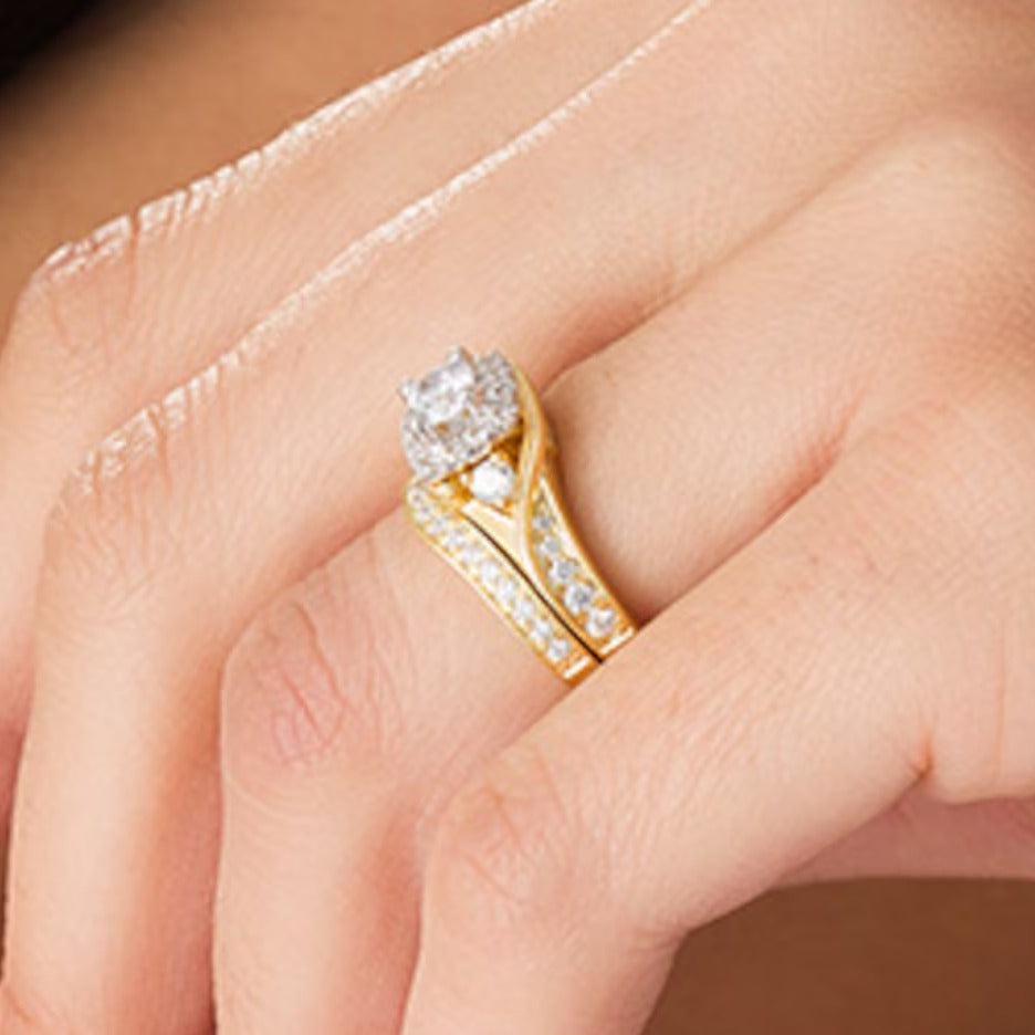 1.0 ct. Gesamtgewicht Diamant Brautset im Vintage-Stil mit Kissenschliff-Halo in 10K Gelbgold