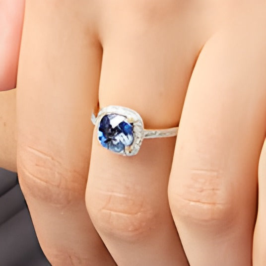 Fashion-Ring für Damen mit blauem Saphir im Kissenschliff (7,0 mm) und Diamanten im Halo aus 10K Gelbgold, 0,2 ct. Gesamtgewicht