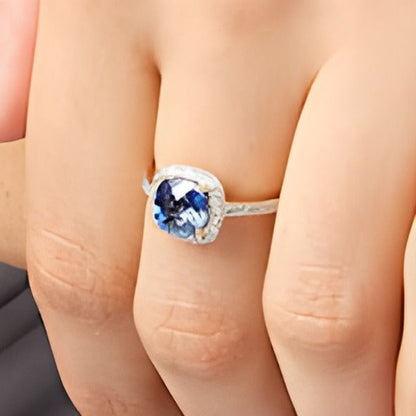 Fashion-Ring für Damen mit blauem Saphir im Kissenschliff (7,0 mm) und Diamanten im Halo aus 10K Gelbgold, 0,2 ct. Gesamtgewicht