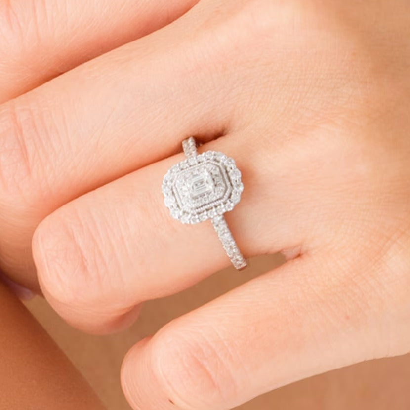 0.63 ct. Gesamtgewicht Verlobungsring im Vintage-Stil mit Diamant im Smaragdschliff und doppeltem achteckigem Rahmen in 10K Weißgold