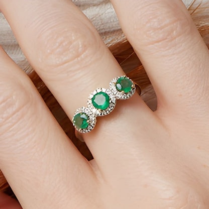 4,5 mm Smaragd und 0,2 ct. Gesamtgewicht Diamant Dreistein-Ring mit Rahmen in 14K Gelbgold