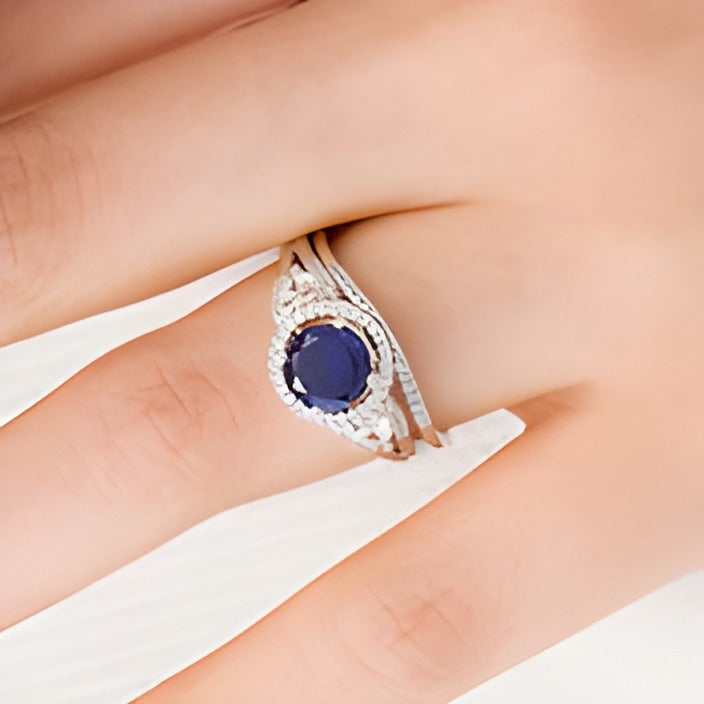 7,0mm blauer und weißer Saphir (Labor) und 0,25 ct. Gesamtgewicht Diamant Dreistein-Braut-Set in rhodiniertem Sterlingsilber