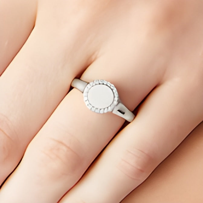 Signet-Ring mit Diamanten 0.1 ct. Gesamtgewicht in 10K Weißgold