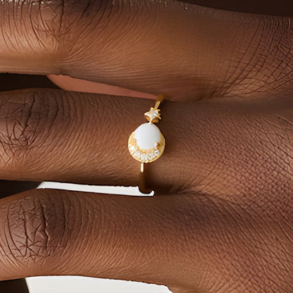 Ring mit 5,0mm Opal und Diamant-Besatz Mond und Stern in 10K Gelbgold