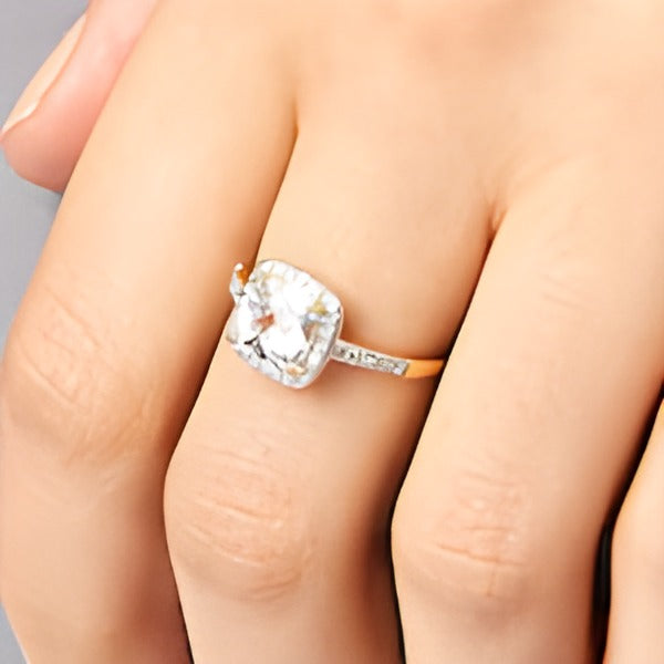 Halo-Ring mit weißem Labor-Saphir im Kissenschliff 7,0 mm und Diamanten 0,2 ct. Gesamtgewicht in 10K Gelbgold