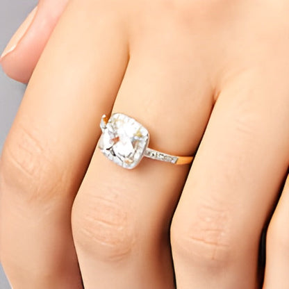 Halo-Ring mit weißem Labor-Saphir im Kissenschliff 7,0 mm und Diamanten 0,2 ct. Gesamtgewicht in 10K Gelbgold