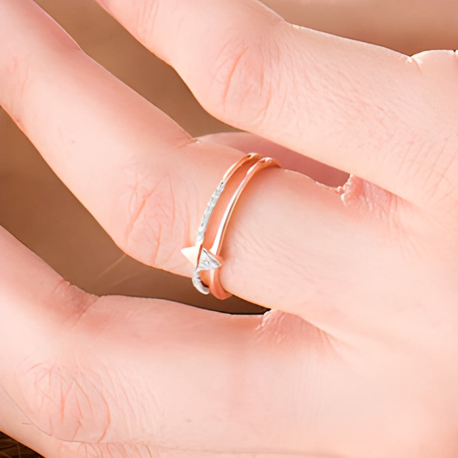 0.07 ct. Gesamtgewicht Diamant Ring mit doppeltem Dreieck und geteilter Schiene in 10K Roségold
