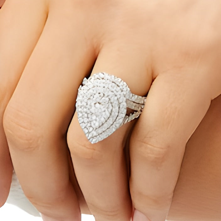 Braut-Set 2.0 ct. Gesamtgewicht mit tropfenförmigen Diamanten, doppeltem Rahmen und geteiltem Ringschienen-Design in 14K Weißgold