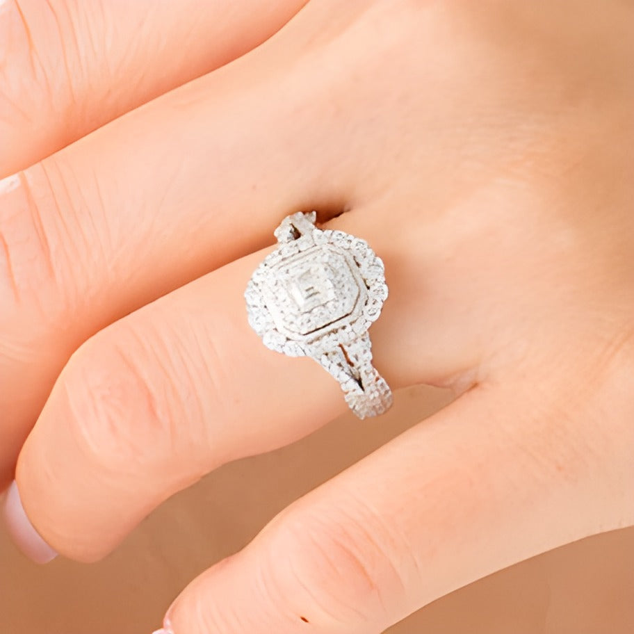 Verlobungsring im Vintage-Stil mit Diamant im Smaragdschliff 1.0 ct. Gesamtgewicht und doppeltem achteckigem Rahmen mit geteilter Schiene in 14K Weißgold