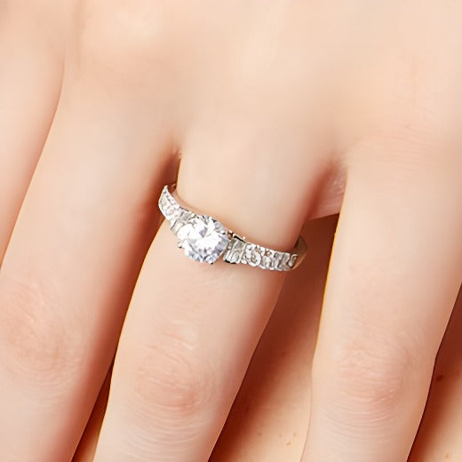 Verlobungsring mit mehreren Diamanten 1.2 CT. Gesamtgewicht als Solitär mit seitlichem Besatz in 14K Weißgold