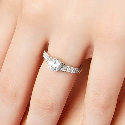 Verlobungsring mit mehreren Diamanten 1.2 CT. Gesamtgewicht als Solitär mit seitlichem Besatz in 14K Weißgold